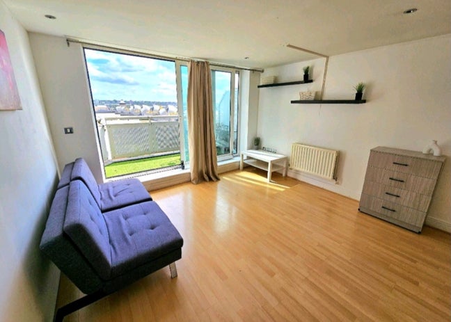 Modern Large Bedroom available London City Airport Main Photo
