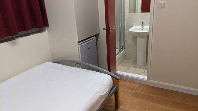 Double Ensuit with  Bath and with Bills £800 Main Photo