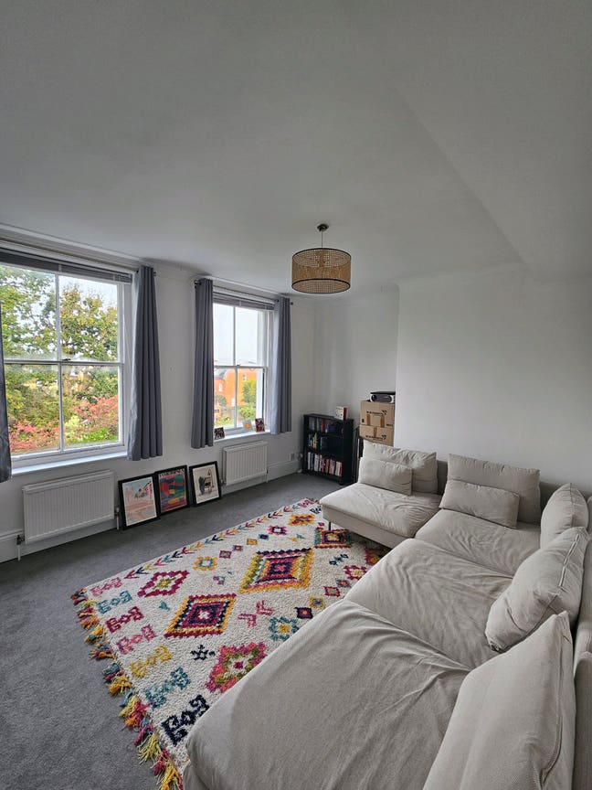 Double bedroom for rent in modern apartment Main Photo