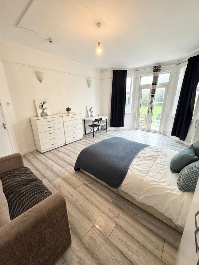 Massive Double Room with Private Access to Garden Main Photo