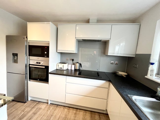 Double Room - 2min walk to Oakwood Station Main Photo