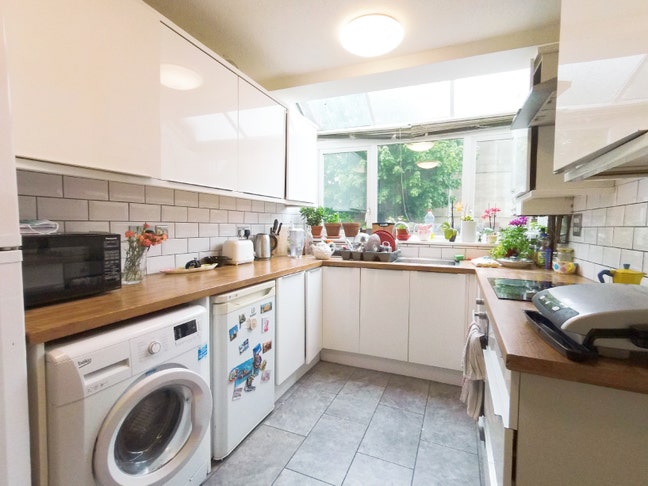 Bright and Spacious 5Bed House, 5min Clapham North Main Photo