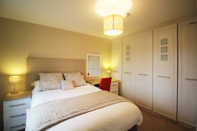 Excellent Room walking distance to Reading West! Main Photo