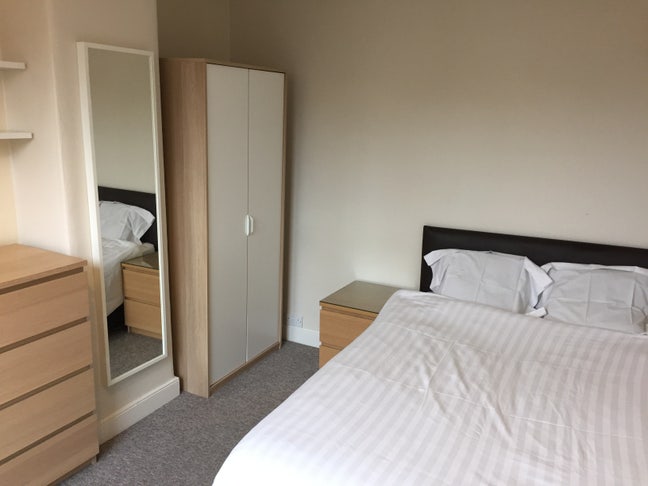 Nice room close to Hospital & Town Center Main Photo