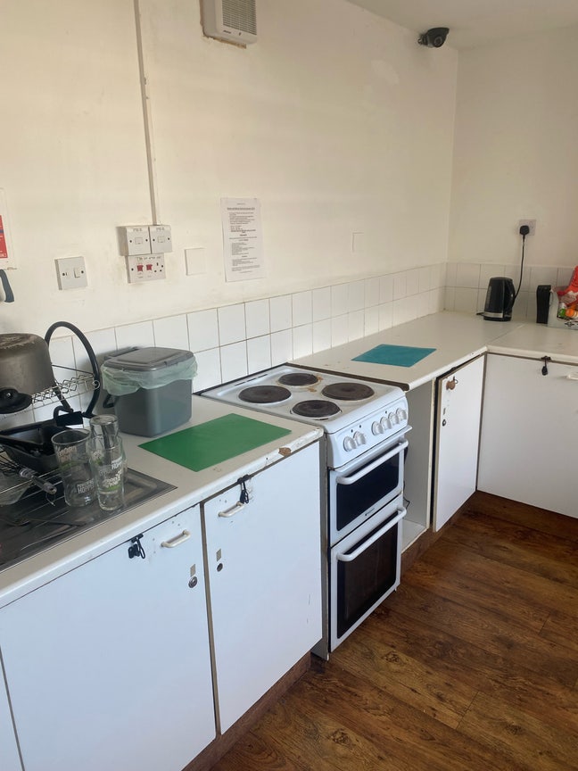 Semi furnished room centre Newquay Main Photo