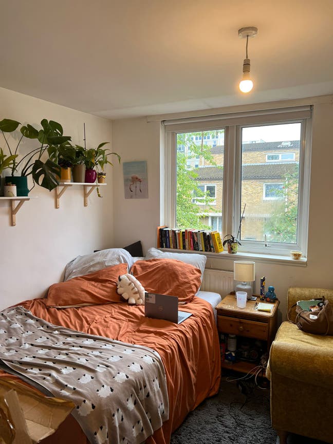 Bright bedroom in a 4 bed, 2 bath in Wapping Main Photo