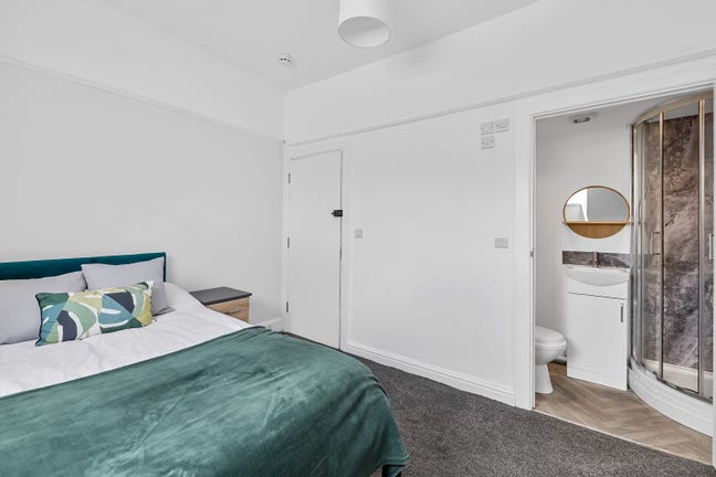 Ensuite Double Room Available on The Hoe! Main Photo