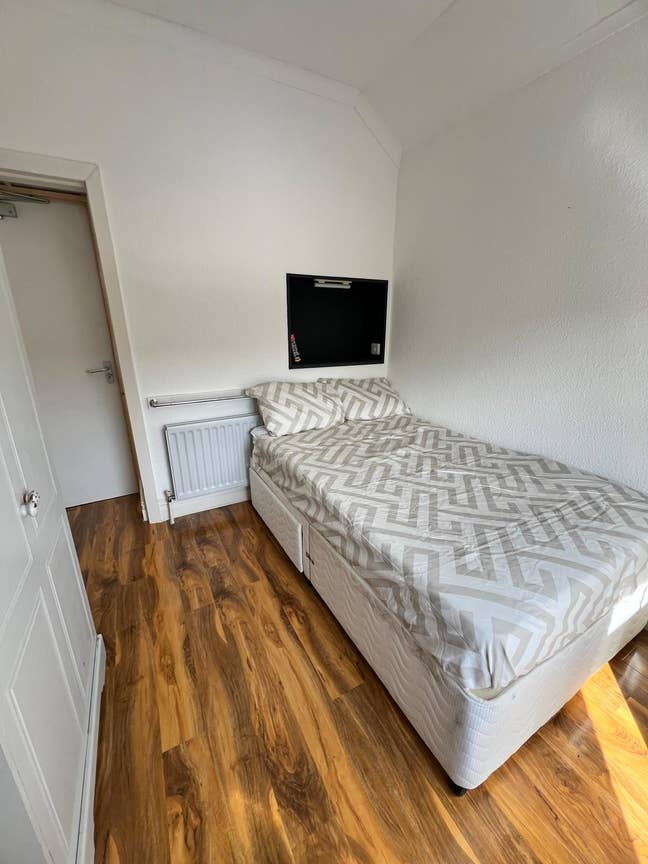 Bright Stylish Room  Main Photo