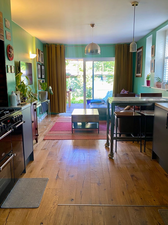 Beautiful one bed flat with large garden  Main Photo