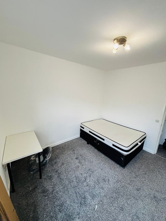 6-Rooms 🌻Refurbished Property  🌻Move In ASAP Main Photo