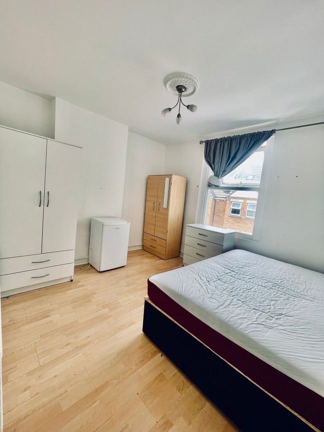 🛏️ Double Room to Let in- Mitcham  Main Photo