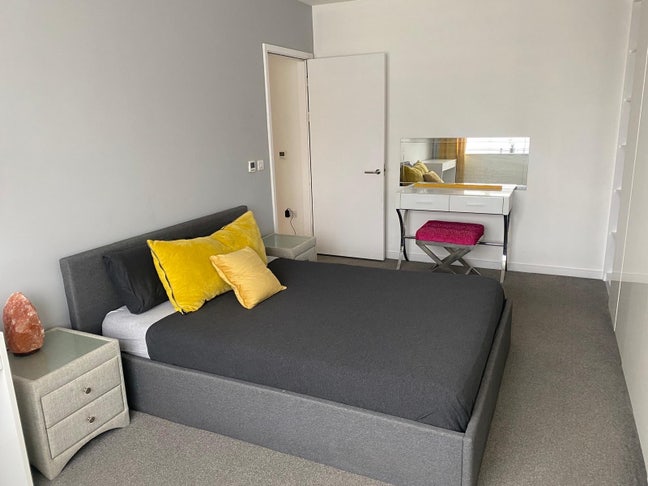Spacious double ensuite room. Bills included Main Photo