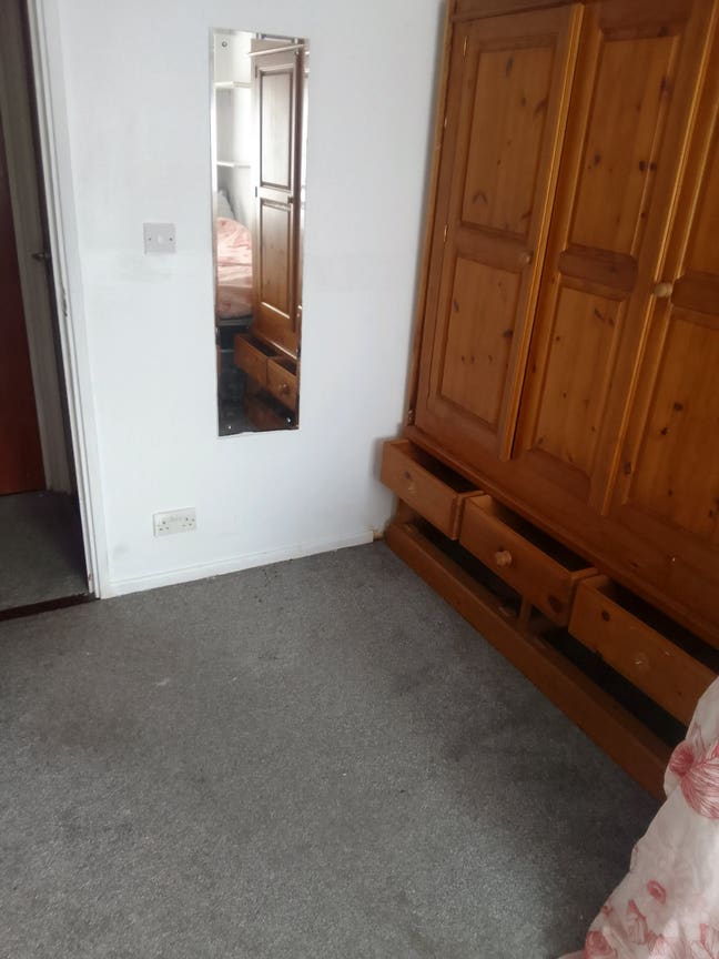 Double bed room to let Main Photo