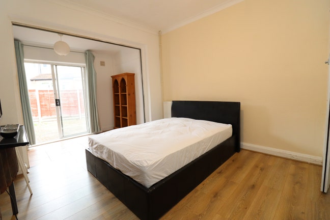 Room with Terrace in Streatham – Walk to Station Main Photo