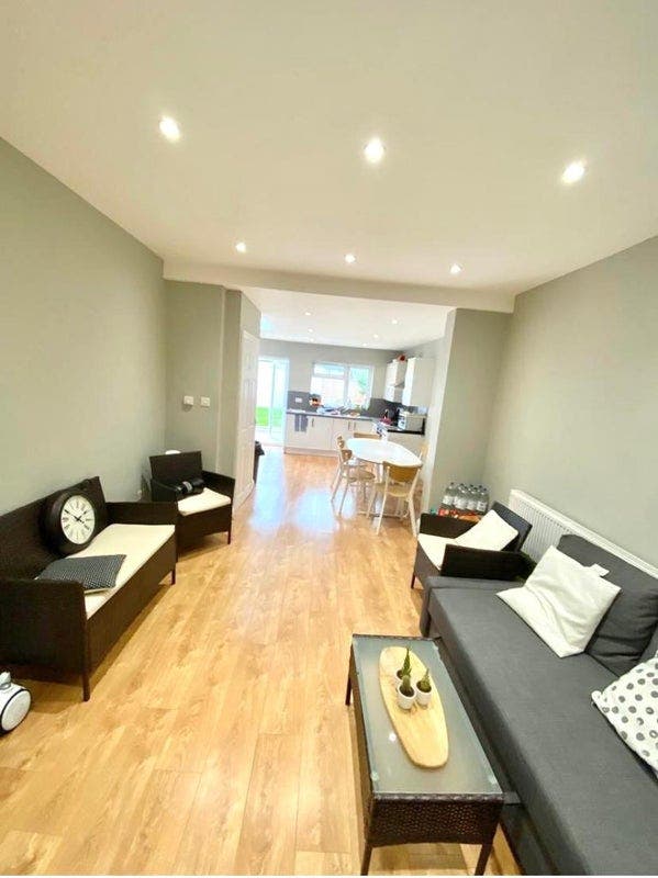  🌟Massive Room Top House a step to Jubilee line🌟 Main Photo