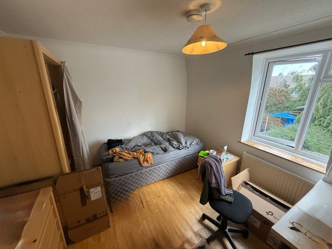 Single bedroom in a 3 bedroom house  Main Photo