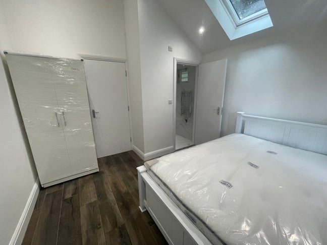 Luxury Ensuite Double Room Garden Flat Croydon Main Photo