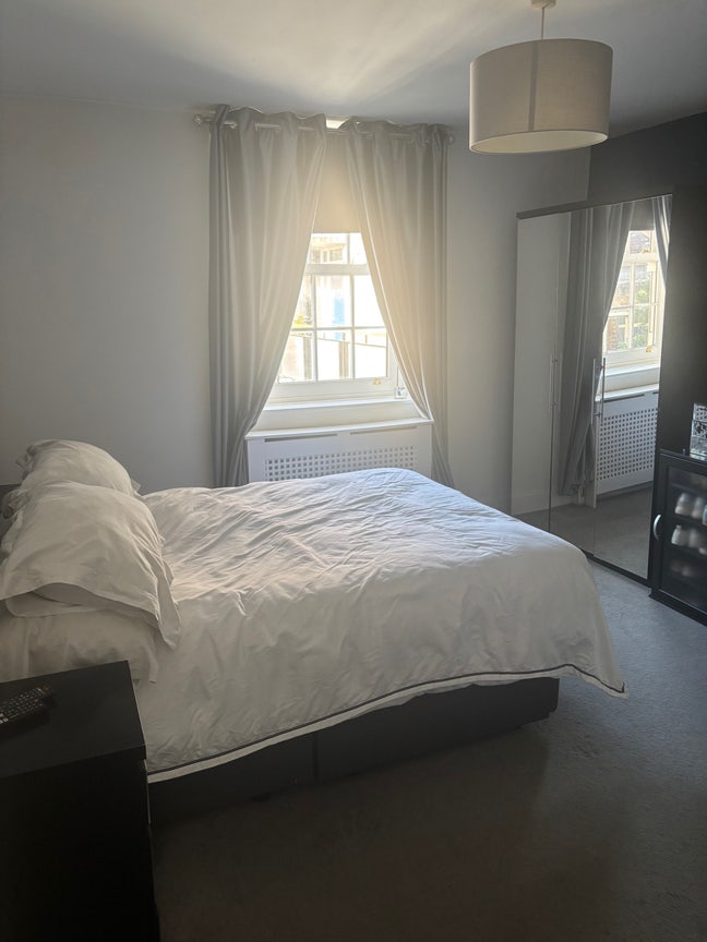 Spacious room Main Photo
