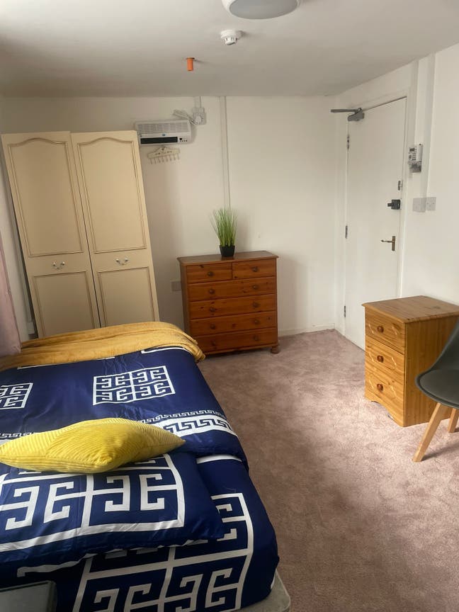 Large  rooms and studios perfect for commuters  Main Photo