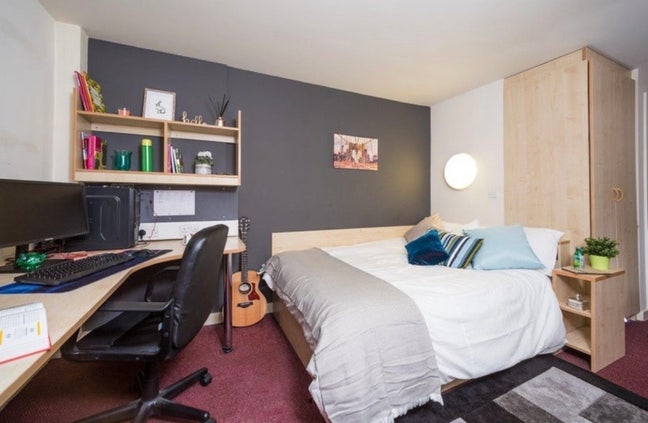 Tenancy Takeover double Premium Ensuite Room  Main Photo