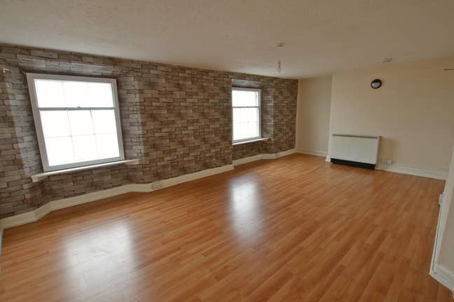 2 Bedroom flat on the High Street with Sea view  Main Photo