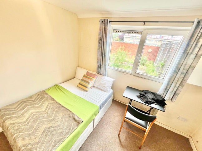 E16 - Canning Town - Double Room + Living Room Main Photo