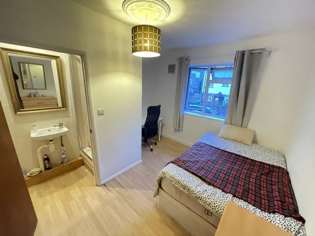 A lovely presented 3 bedroom house located in E14  Main Photo