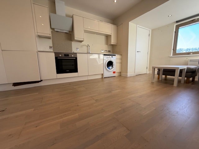 New Modern One Bedroom Apartment, Close to Station Main Photo