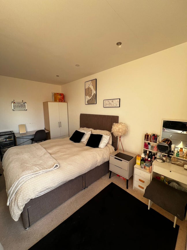 ✨ Double Room with Thames Views — Available from 1 Main Photo
