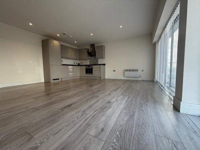 Modern Two Bedroom Apartment Farnham Road Main Photo