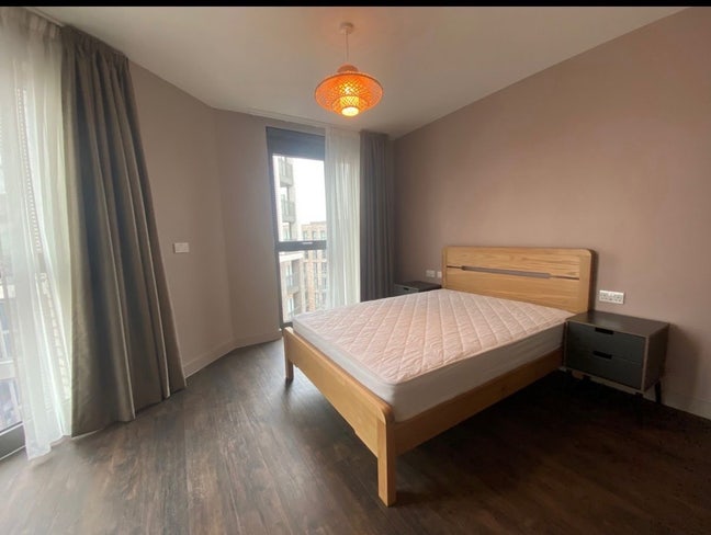 Large Double Room with Private Bathroom  Main Photo