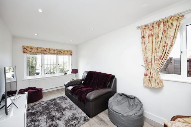 Stylish Refurbished Studio Flat - Parking etc. Main Photo