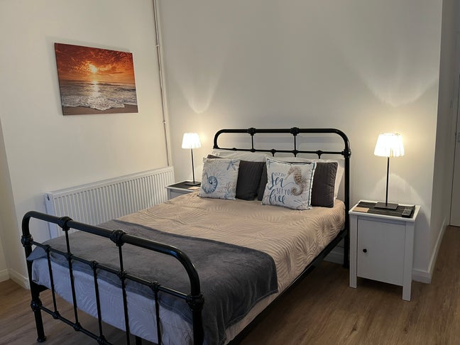 Large Modern Rooms in High Street Godalming Main Photo