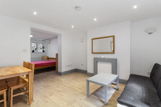 Stunning lower-ground 1 bed in Islington! Main Photo
