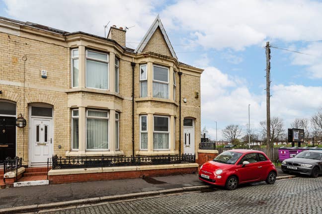 Bedroom Available in 4 Bed Refurbished House! Main Photo