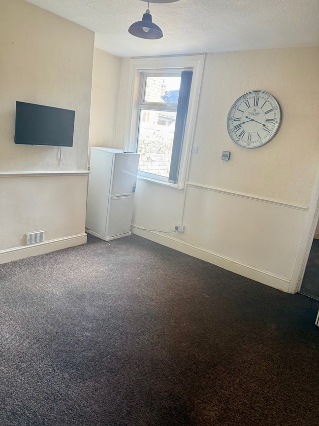 3 Bed Property To Rent Main Photo