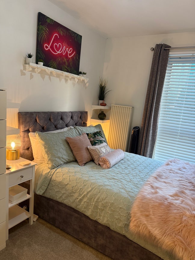 Mon-Fri Only- Double Room&Private Bathroom  Main Photo