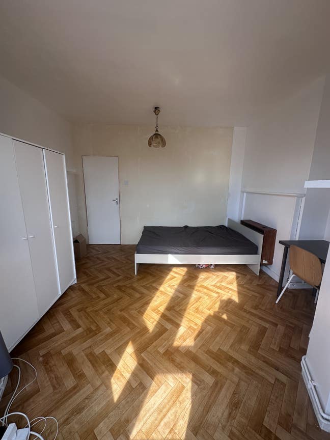 Double room All bills included Near Station  Main Photo