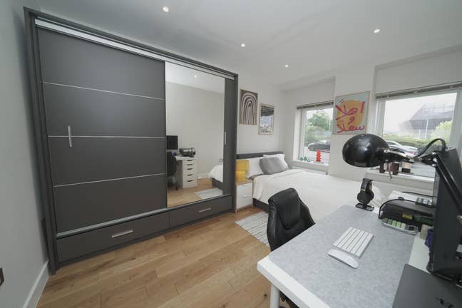 Double Room *Refurbished 2Bed Flat w/ Living & Gym Main Photo