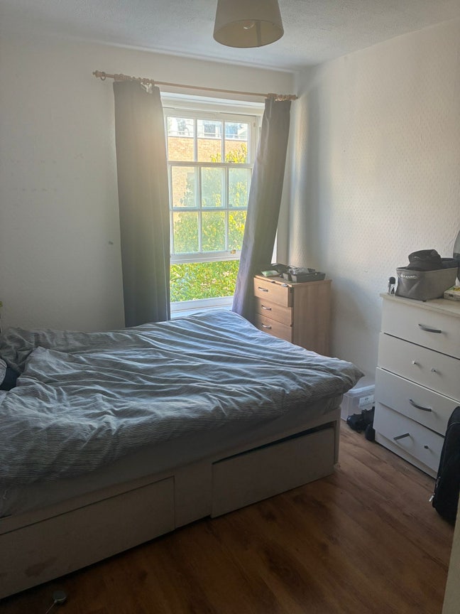 Vauxhall room Available Main Photo