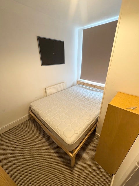 1 Bedroom Left in 5 Bed Student House Avail Now  Main Photo