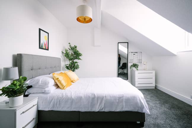 Beautiful room - going fast! Main Photo