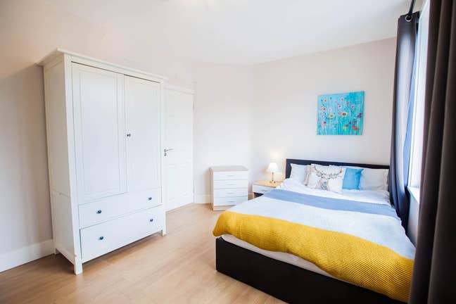 Wandsworth Modern Double En-suite Room with Garden Main Photo