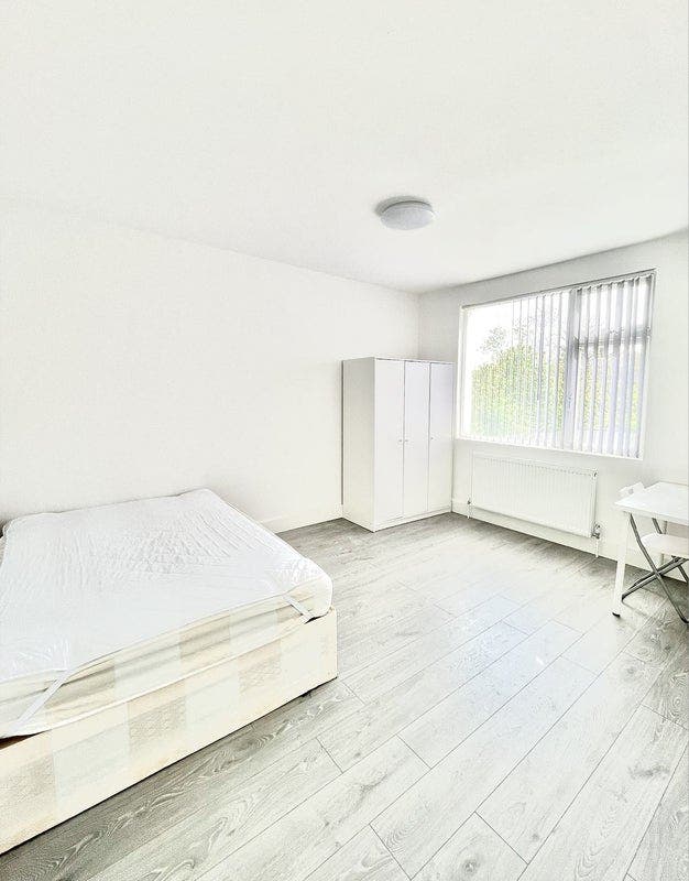 Clean Large Double Room - All Bills & Wifi Incl Main Photo