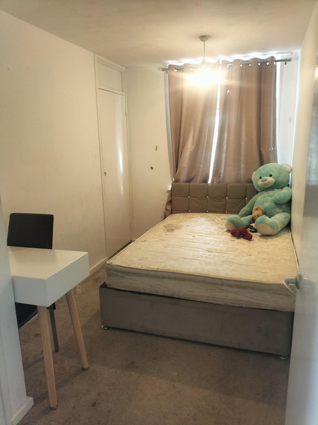 Small double room available in a great location Main Photo