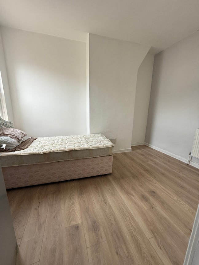 Double Room Available for Rent Main Photo