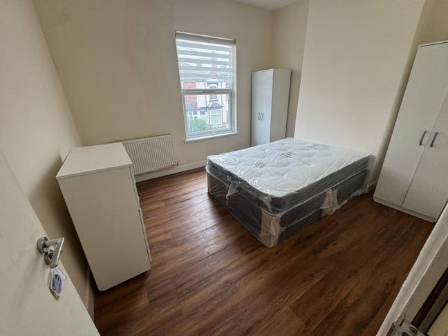 All-Inclusive 4-Bed HMO | Fresh & Furnished Main Photo