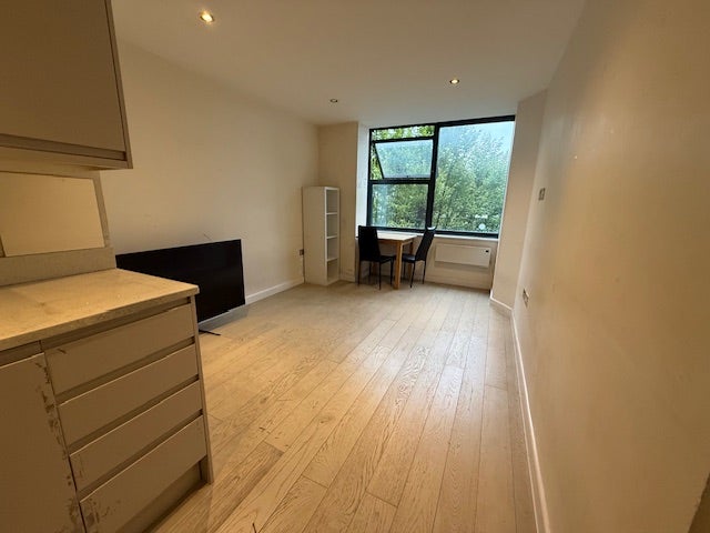 New Modern One Bedroom Apartment, Close to S Harro Main Photo
