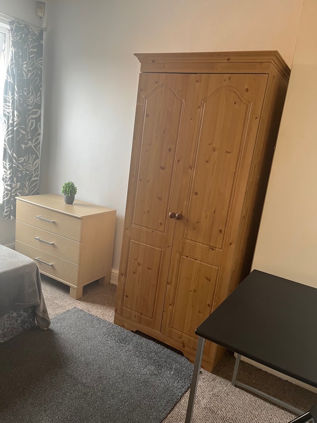 Room within  5 mins walk to town Main Photo