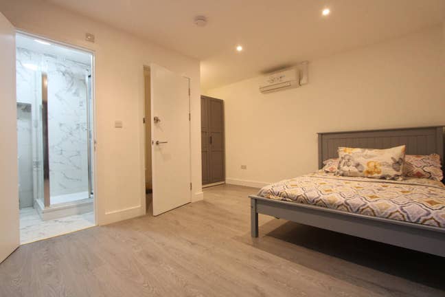 Modern 3-Bed flat with balcony– Parkgate Road Main Photo